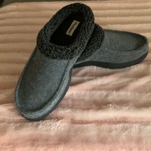 DEARFOAM men’s gray slippers. 11-12 NEW. Super clean never worn,non smoking home
